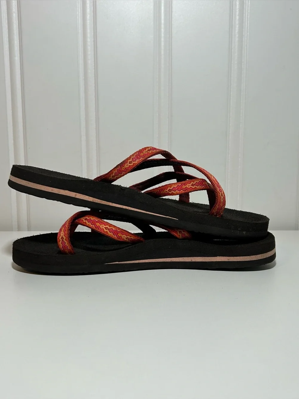 Teva olowahu strappy Women's Black Sandals with Red-Orange Patterned Straps